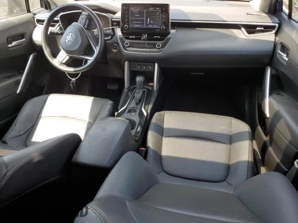 ✅ 2022 Toyota Corolla Cross XLE • VIN: 7MUDAABG7NV029195 • Lot: 67328055. Wystawiony na Copart z przebiegiem 160 085 mil. Bezpłatny archiwum sprzedaży aukcyjnych z USA i szczegółowy raport historii pojazdu na DreamBid. Zdjęcie 8.