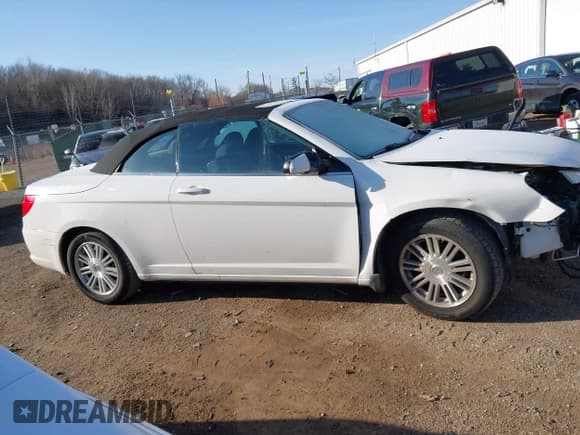 ✅ 2009 Chrysler Sebring Touring • VIN: 1C3LC55D09N516599 • Lot: 41925339. Wystawiony na IAAI z przebiegiem 164 248 mil. Bezpłatny archiwum sprzedaży aukcyjnych z USA i szczegółowy raport historii pojazdu na DreamBid. Zdjęcie 14.