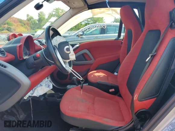 ✅ 2013 Smart fortwo Passion • VIN: WMEEK3BA6DK589056 • Lot: 64065245. Wystawiony na Copart z przebiegiem 100 123 mil. Bezpłatny archiwum sprzedaży aukcyjnych z USA i szczegółowy raport historii pojazdu na DreamBid. Zdjęcie 7.