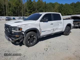 2019 Ram 1500 Rebel z VIN 1C6RRELT0KN893882, wystawiony jako Copart lot #86777075 z przebiegiem 34 875 mil mil oraz Czysty tytuł • Clean title. Historia ofert i sprzedaży dostępna na DreamBid. Obrazek 1.