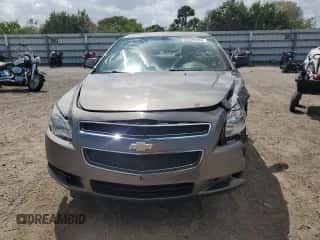 2011 Chevrolet Malibu 1LS z VIN 1G1ZB5E17BF171739, wystawiony jako Copart lot #63230574 z przebiegiem 153 931 mil mil oraz Szkoda całkowita • Salvage title. Historia ofert i sprzedaży dostępna na DreamBid. Obrazek 5.