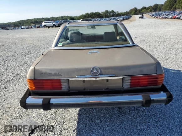 ✅ 1987 Mercedes-Benz 560 SL • VIN: WDBBA48D1HA062323 • Лот: 70785994. Опубликован ранее на Copart с пробегом 138 909 миль. Бесплатный доступ к архиву аукционных продаж из США и подробный отчёт об истории автомобиля на DreamBid. Изображение 6.