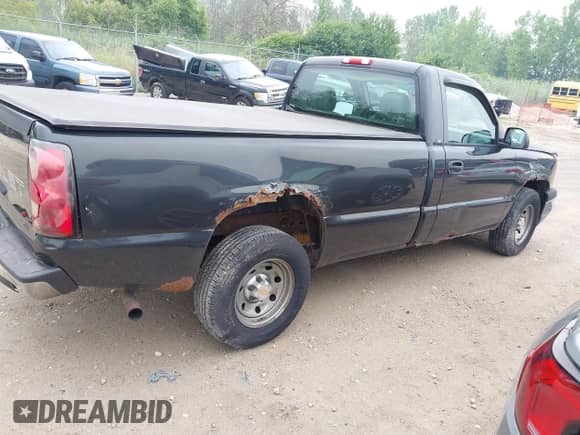 2004 Chevrolet Silverado 1500 Work Truck z VIN 1GCEC14X64Z314604, wystawiony jako IAAI lot #42855194 z przebiegiem 159 959 mil mil oraz . Historia ofert i sprzedaży dostępna na DreamBid. Obrazek 4.