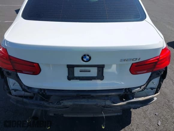 ✅ 2016 BMW 3 Series 320i • VIN: WBA8E1G53GNT35582 • Lot: 43359201. Wystawiony na IAAI z przebiegiem 91 126 mil. Bezpłatny archiwum sprzedaży aukcyjnych z USA i szczegółowy raport historii pojazdu na DreamBid. Zdjęcie 17.