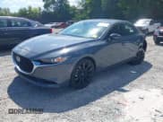 ✅ 2024 Mazda 3 S Carbon Edition • VIN: 3MZBPBCM2RM423412 • Lot: 43122453. Wystawiony na IAAI z przebiegiem 16 392 mil. Bezpłatny archiwum sprzedaży aukcyjnych z USA i szczegółowy raport historii pojazdu na DreamBid. Zdjęcie 2.