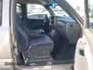 2001 Chevrolet Silverado 1500HD LT z VIN 1GCGC13U81F181468, wystawiony jako IAAI lot #43155254 z przebiegiem 119 792 mil mil oraz . Historia ofert i sprzedaży dostępna na DreamBid. Obrazek 5.