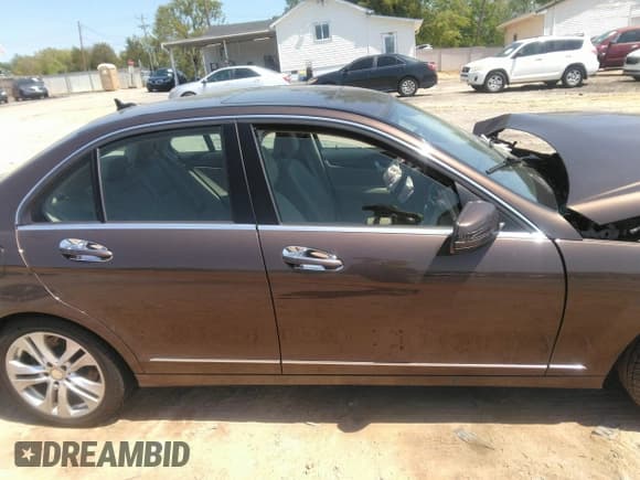 ✅ 2014 Mercedes-Benz C 250 Sport • VIN: WDDGF4HB2EA933514 • Lot: 42025198. Wystawiony na IAAI z przebiegiem 71 286 mil. Bezpłatny archiwum sprzedaży aukcyjnych z USA i szczegółowy raport historii pojazdu na DreamBid. Zdjęcie 12.