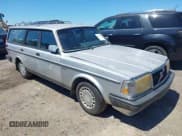 ✅ 1989 Volvo 240 DL • VIN: YV1AX8852K1834731 • Lot: 42278781. Wystawiony na IAAI z przebiegiem 288 726 mil. Bezpłatny archiwum sprzedaży aukcyjnych z USA i szczegółowy raport historii pojazdu na DreamBid. Zdjęcie 1.