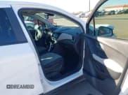 ✅ 2020 Chevrolet Trax LS • VIN: 3GNCJKSBXLL183393 • Lot: 43628511. Wystawiony na IAAI z przebiegiem 133 535 mil. Bezpłatny archiwum sprzedaży aukcyjnych z USA i szczegółowy raport historii pojazdu na DreamBid. Zdjęcie 5.