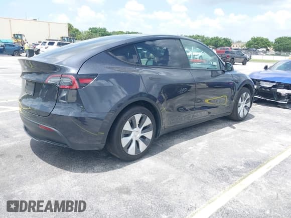 ✅ 2024 Tesla Model Y • VIN: 7SAYGDED8RF038224 • Lot: 42679860. Wystawiony na IAAI z przebiegiem 28 023 mil. Bezpłatny archiwum sprzedaży aukcyjnych z USA i szczegółowy raport historii pojazdu na DreamBid. Zdjęcie 4.