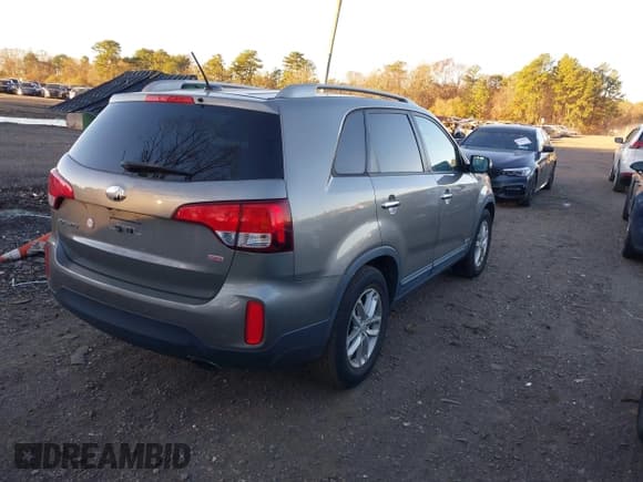 ✅ 2015 Kia Sorento LX • VIN: 5XYKTCA66FG593774 • Lot: 43697309. Listed on IAAI with 68,465 mi. Free auction sales archive from the USA and detailed vehicle history report at DreamBid. Image 4.