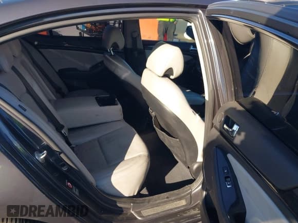 ✅ 2014 Kia Cadenza Premium • VIN: KNALN4D77E5141281 • Lot: 41403131. Wystawiony na IAAI z przebiegiem 126 689 mil. Bezpłatny archiwum sprzedaży aukcyjnych z USA i szczegółowy raport historii pojazdu na DreamBid. Zdjęcie 8.