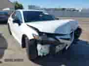 2022 Toyota Camry SE z VIN 4T1T11AK9NU076179, wystawiony jako IAAI lot #42781387 z przebiegiem 64 450 mil mil oraz . Historia ofert i sprzedaży dostępna na DreamBid. Obrazek 1.