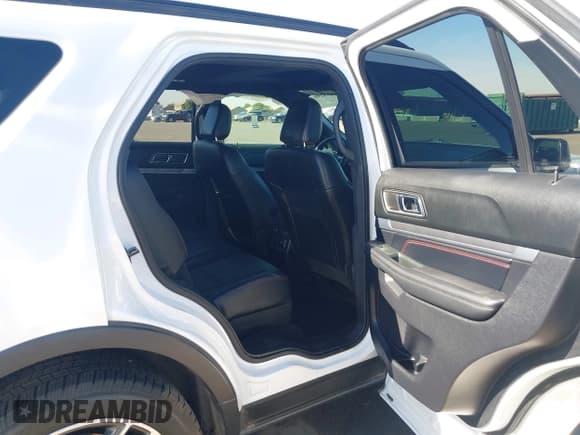 ✅ 2018 Ford Explorer Sport • VIN: 1FM5K8GT6JGC87122 • Lot: 43673299. Wystawiony na IAAI z przebiegiem 118 391 mil. Bezpłatny archiwum sprzedaży aukcyjnych z USA i szczegółowy raport historii pojazdu na DreamBid. Zdjęcie 8.