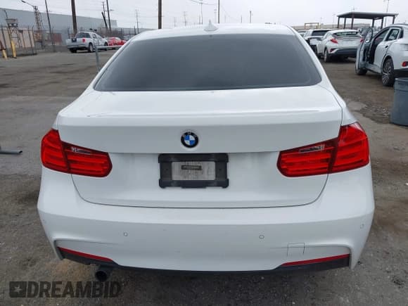 ✅ 2015 BMW 3 Series 328i xDrive • VIN: WBA3B5C5XFF959517 • Lot: 42421435. Wystawiony na IAAI z przebiegiem 122 833 mil. Bezpłatny archiwum sprzedaży aukcyjnych z USA i szczegółowy raport historii pojazdu na DreamBid. Zdjęcie 16.