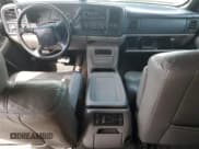 ✅ 2002 Chevrolet Suburban LT • VIN: 3GNFK16Z12G339999 • Лот: 52048285. Опубликован ранее на Copart с пробегом 302 455 миль. Бесплатный доступ к архиву аукционных продаж из США и подробный отчёт об истории автомобиля на DreamBid. Изображение 8.