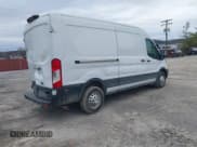 ✅ 2020 Ford Transit Cargo • VIN: 1FTBR2C86LKB45614 • Lot: 41665561. Wystawiony na IAAI z przebiegiem 50 727 mil. Bezpłatny archiwum sprzedaży aukcyjnych z USA i szczegółowy raport historii pojazdu na DreamBid. Zdjęcie 4.