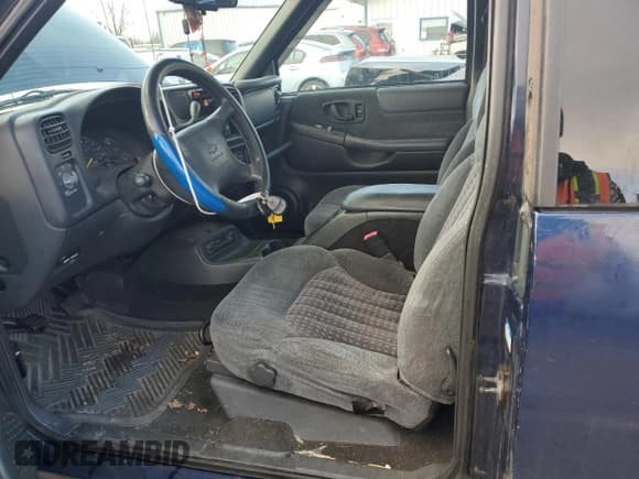 ✅ 1998 Chevrolet S-10 LS • VIN: 1GCCS19XXW8237764 • Lot: 84794834. Wystawiony na Copart z przebiegiem 70 387 mil. Bezpłatny archiwum sprzedaży aukcyjnych z USA i szczegółowy raport historii pojazdu na DreamBid. Zdjęcie 7.