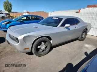2010 Dodge Challenger SE z VIN 2B3CJ4DV3AH321679, wystawiony jako Copart lot #82572445 z przebiegiem 195 197 mil mil oraz Czysty tytuł • Clean title. Historia ofert i sprzedaży dostępna na DreamBid. Obrazek 1.