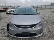 ✅ 2017 Chrysler Pacifica Touring L • VIN: 2C4RC1BG7HR759101 • Lot: 82096265. Wystawiony na Copart z przebiegiem Nie podano. Bezpłatny archiwum sprzedaży aukcyjnych z USA i szczegółowy raport historii pojazdu na DreamBid. Zdjęcie 5.