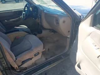 ✅ 2001 Chevrolet Blazer LT • VIN: 1GNCS13WX12137232 • Lot: 41670172. Wystawiony na IAAI z przebiegiem Nie podano. Bezpłatny archiwum sprzedaży aukcyjnych z USA i szczegółowy raport historii pojazdu na DreamBid. Zdjęcie 5.