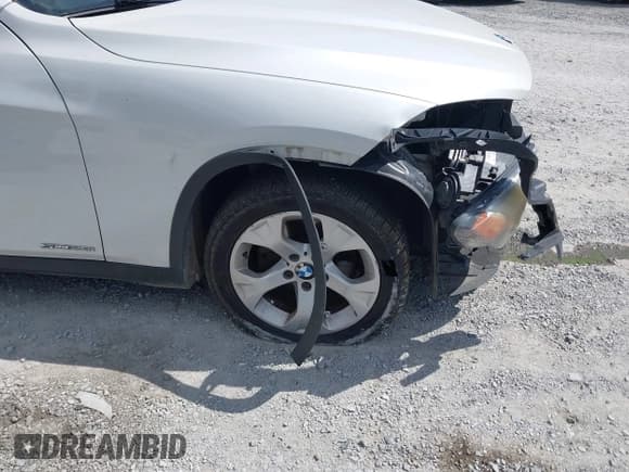 ✅ 2015 BMW X1 sDrive28i • VIN: WBAVM1C54FV316503 • Lot: 43104562. Wystawiony na IAAI z przebiegiem 126 019 mil. Bezpłatny archiwum sprzedaży aukcyjnych z USA i szczegółowy raport historii pojazdu na DreamBid. Zdjęcie 14.