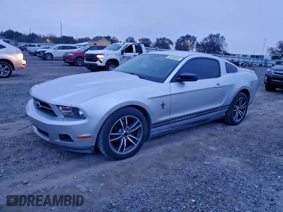 ✅ 2010 Ford Mustang V6 • VIN: 1ZVBP8AN1A5152352 • Лот: 95346955. Опубликован ранее на Copart с пробегом 108 619 миль. Бесплатный доступ к архиву аукционных продаж из США и подробный отчёт об истории автомобиля на DreamBid. Изображение 1.