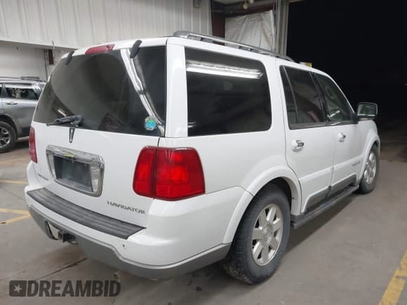 ✅ 2004 Lincoln Navigator Luxury • VIN: 5LMFU28R34LJ29649 • Lot: 43786345. Listed on IAAI with 162,138 mi. Free auction sales archive from the USA and detailed vehicle history report at DreamBid. Image 4.