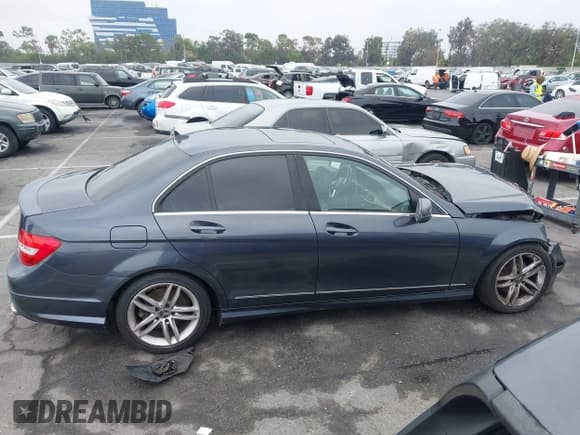 ✅ 2014 Mercedes-Benz C 250 Sport • VIN: WDDGF4HB4EG254230 • Lot: 42865949. Wystawiony na IAAI z przebiegiem 133 717 mil. Bezpłatny archiwum sprzedaży aukcyjnych z USA i szczegółowy raport historii pojazdu na DreamBid. Zdjęcie 13.