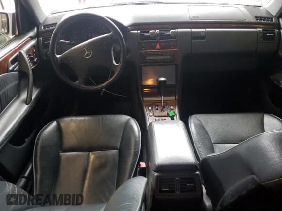 ✅ 2000 Mercedes-Benz E 320 • VIN: WDBJF70J7YB142395 • Лот: 53849225. Опубликован ранее на Copart с пробегом 138 289 миль. Бесплатный доступ к архиву аукционных продаж из США и подробный отчёт об истории автомобиля на DreamBid. Изображение 8.