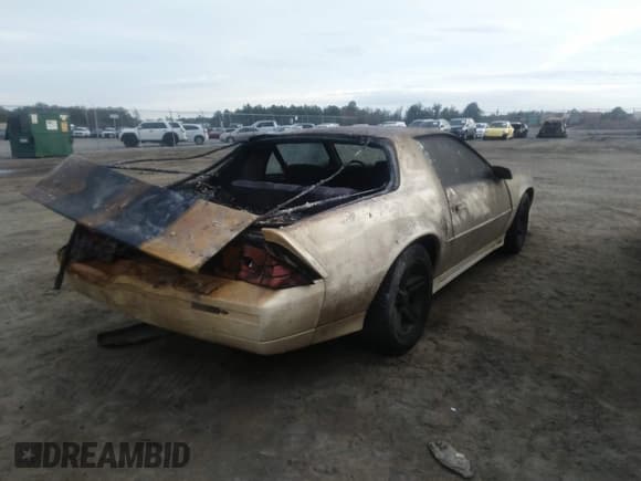 ✅ 1984 Chevrolet Camaro • VIN: 1G1AP87H9EN196775 • Lot: 38177491. Wystawiony na IAAI z przebiegiem 70 501 mil. Bezpłatny archiwum sprzedaży aukcyjnych z USA i szczegółowy raport historii pojazdu na DreamBid. Zdjęcie 4.
