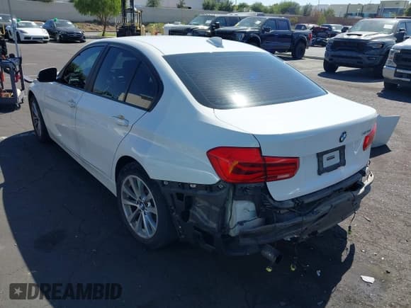 ✅ 2016 BMW 3 Series 320i • VIN: WBA8E1G53GNT35582 • Lot: 43359201. Wystawiony na IAAI z przebiegiem 91 126 mil. Bezpłatny archiwum sprzedaży aukcyjnych z USA i szczegółowy raport historii pojazdu na DreamBid. Zdjęcie 3.