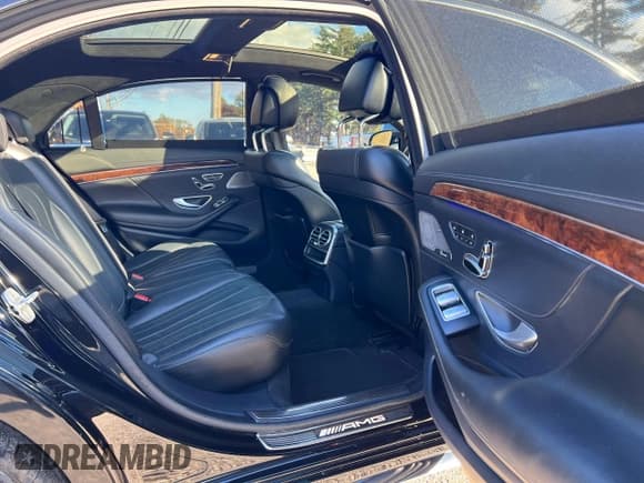 ✅ 2014 Mercedes-Benz S 63 AMG • VIN: WDDUG7JB8EA031056 • Lot: 89919475. Wystawiony na Copart z przebiegiem 118 588 mil. Bezpłatny archiwum sprzedaży aukcyjnych z USA i szczegółowy raport historii pojazdu na DreamBid. Zdjęcie 6.