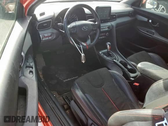 2019 Hyundai Veloster 2.0 z VIN KMHTG6AFXKU002926, wystawiony jako Copart lot #61302865 z przebiegiem 27 893 mil mil oraz Czysty tytuł • Clean title. Historia ofert i sprzedaży dostępna na DreamBid. Obrazek 8.