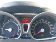 ✅ 2013 Ford Fiesta SE • VIN: 3FADP4BJ0DM140553 • Lot: 43470138. Wystawiony na IAAI z przebiegiem 197 778 mil. Bezpłatny archiwum sprzedaży aukcyjnych z USA i szczegółowy raport historii pojazdu na DreamBid. Zdjęcie 7.