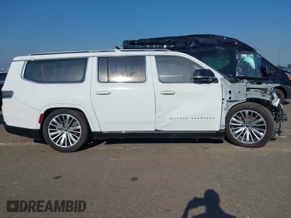 ✅ 2023 Jeep Grand Wagoneer Series III • VIN: 1C4SJSGP5PS502019 • Lot: 42985653. Wystawiony na IAAI z przebiegiem 5 166 mil. Bezpłatny archiwum sprzedaży aukcyjnych z USA i szczegółowy raport historii pojazdu na DreamBid. Zdjęcie 13.