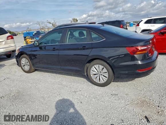 ✅ 2019 Volkswagen Jetta S • VIN: 3VWC57BU8KM130063 • Lot: 95115295. Wystawiony na Copart z przebiegiem 82 400 mil. Bezpłatny archiwum sprzedaży aukcyjnych z USA i szczegółowy raport historii pojazdu na DreamBid. Zdjęcie 2.