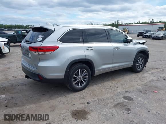 ✅ 2018 Toyota Highlander SE • VIN: 5TDJZRFH1JS817410 • Lot: 43616481. Listed on IAAI with 103,733 mi. Free auction sales archive from the USA and detailed vehicle history report at DreamBid. Image 4.