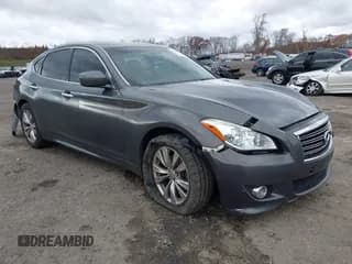 ✅ 2013 Infiniti M • VIN: JN1BY1AR1DM600953 • Lot: 43585489. Wystawiony na IAAI z przebiegiem 184 267 mil. Bezpłatny archiwum sprzedaży aukcyjnych z USA i szczegółowy raport historii pojazdu na DreamBid. Zdjęcie 1.