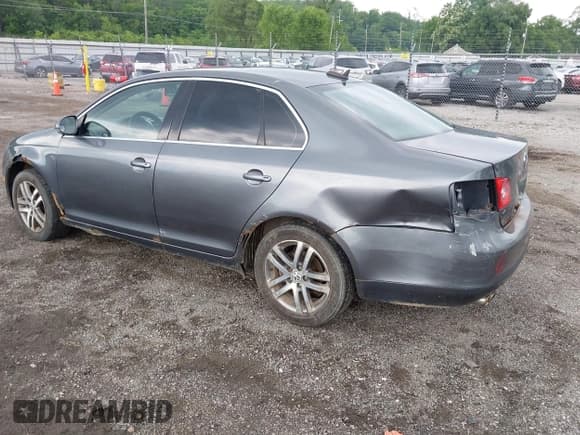 ✅ 2005 Volkswagen Jetta 2.5L • VIN: 3VWRF71K15M618069 • Lot: 42436885. Listed on IAAI with 206,033 mi. Free auction sales archive from the USA and detailed vehicle history report at DreamBid. Image 3.