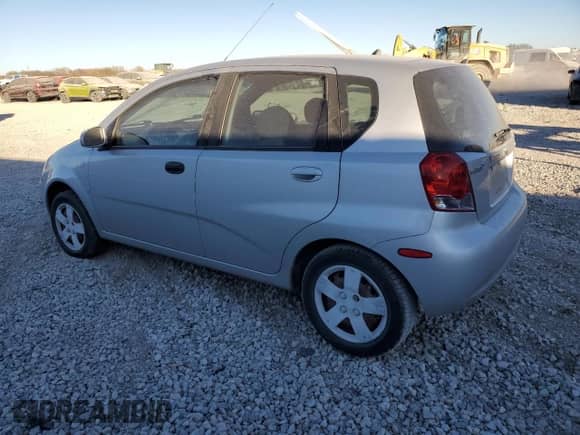 2007 Chevrolet Aveo LS z VIN KL1TD66607B694761, wystawiony jako Copart lot #82468584 z przebiegiem 105 546 mil mil oraz Szkoda całkowita • Salvage title. Historia ofert i sprzedaży dostępna na DreamBid. Obrazek 2.