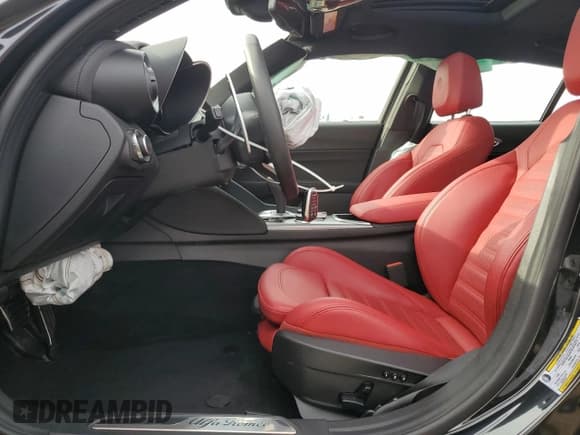 ✅ 2024 Alfa Romeo Giulia Veloce • VIN: ZARFAMBN1R7683506 • Lot: 84331444. Wystawiony na Copart z przebiegiem Nie podano. Bezpłatny archiwum sprzedaży aukcyjnych z USA i szczegółowy raport historii pojazdu na DreamBid. Zdjęcie 7.