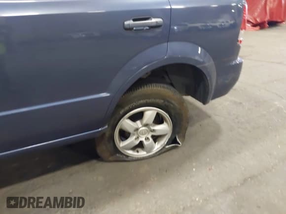 ✅ 2006 Kia Sorento LX • VIN: KNDJD733465572269 • Lot: 42466138. Wystawiony na IAAI z przebiegiem 167 886 mil. Bezpłatny archiwum sprzedaży aukcyjnych z USA i szczegółowy raport historii pojazdu na DreamBid. Zdjęcie 6.