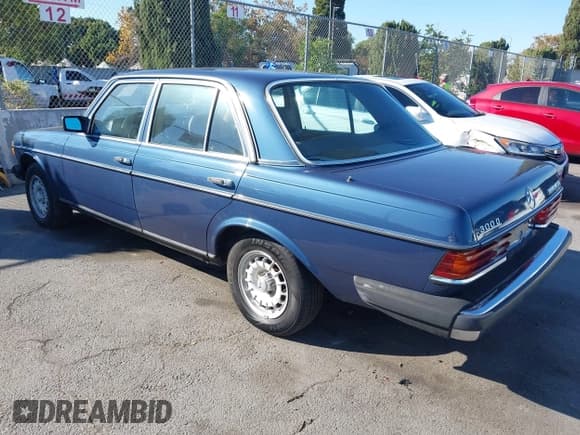 ✅ 1985 Mercedes-Benz 300 • VIN: WDBAB33C5FA226574 • Lot: 43483833. Listed on IAAI with 91,536 mi. Free auction sales archive from the USA and detailed vehicle history report at DreamBid. Image 3.