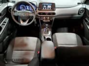 ✅ 2020 Hyundai Kona SE • VIN: KM8K12AA9LU579393 • Лот: 74125873. Опубликован ранее на Copart с пробегом 25 554 миль. Бесплатный доступ к архиву аукционных продаж из США и подробный отчёт об истории автомобиля на DreamBid. Изображение 8.