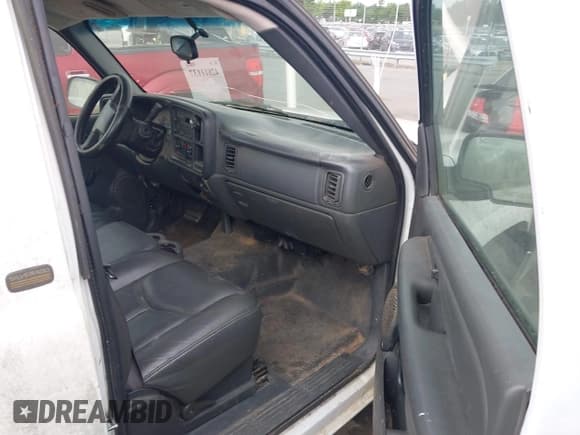 ✅ 2005 Chevrolet Silverado 1500 Work Truck • VIN: 1GCEC14X45Z145572 • Лот: 42811137. Опубликован ранее на IAAI с пробегом 283 450 миль. Бесплатный доступ к архиву аукционных продаж из США и подробный отчёт об истории автомобиля на DreamBid. Изображение 5.