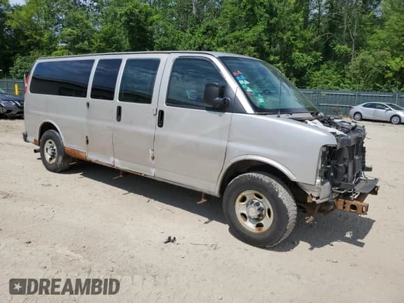 ✅ 2008 Chevrolet Express Passenger • VIN: 1GAHG39K381153555 • Lot: 62857925. Listed on Copart with 333,305 mi. Free auction sales archive from the USA and detailed vehicle history report at DreamBid. Image 4.