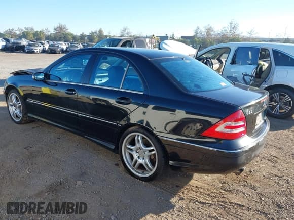 ✅ 2005 Mercedes-Benz C 320 • VIN: WDBRF64J35F612448 • Лот: 43649312. Опубликован ранее на IAAI с пробегом 224 146 миль. Бесплатный доступ к архиву аукционных продаж из США и подробный отчёт об истории автомобиля на DreamBid. Изображение 3.