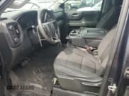 ✅ 2020 Chevrolet Silverado 1500 Custom Trail Boss • VIN: 1GCRYCEH0LZ256168 • Lot: 81438125. Wystawiony na Copart z przebiegiem 44 530 mil. Bezpłatny archiwum sprzedaży aukcyjnych z USA i szczegółowy raport historii pojazdu na DreamBid. Zdjęcie 7.