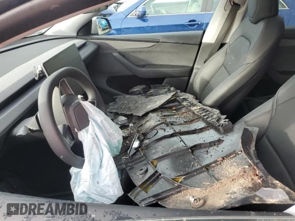 ✅ 2026 Tesla Model Y Long Range Launch Series • VIN: 7SAYGDEEXTA411681 • Lot: 81273655. Wystawiony na Copart z przebiegiem 57 910 mil. Bezpłatny archiwum sprzedaży aukcyjnych z USA i szczegółowy raport historii pojazdu na DreamBid. Zdjęcie 7.